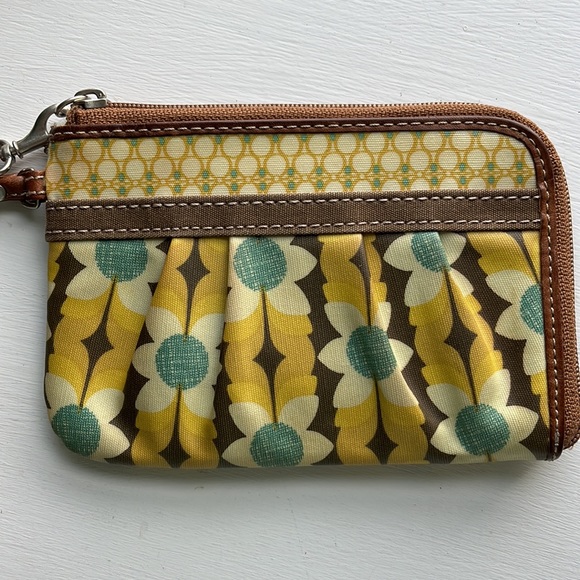 🌻 Fossil Flower Wristlet - Picture 3 of 11